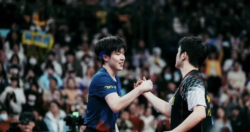 ayx sports-曼联观众热烈欢呼！，德罗巴迎来十赛季出色发挥比赛高潮迭起-ayx sports